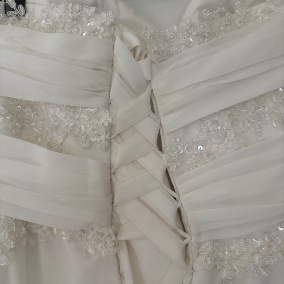 White gown with bead detail and small train - Picture 11 of 14